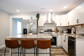 Luxury 4 Large Bedrooms with 5 Beds and 3 Baths, a Quiet Street in Cascade Area